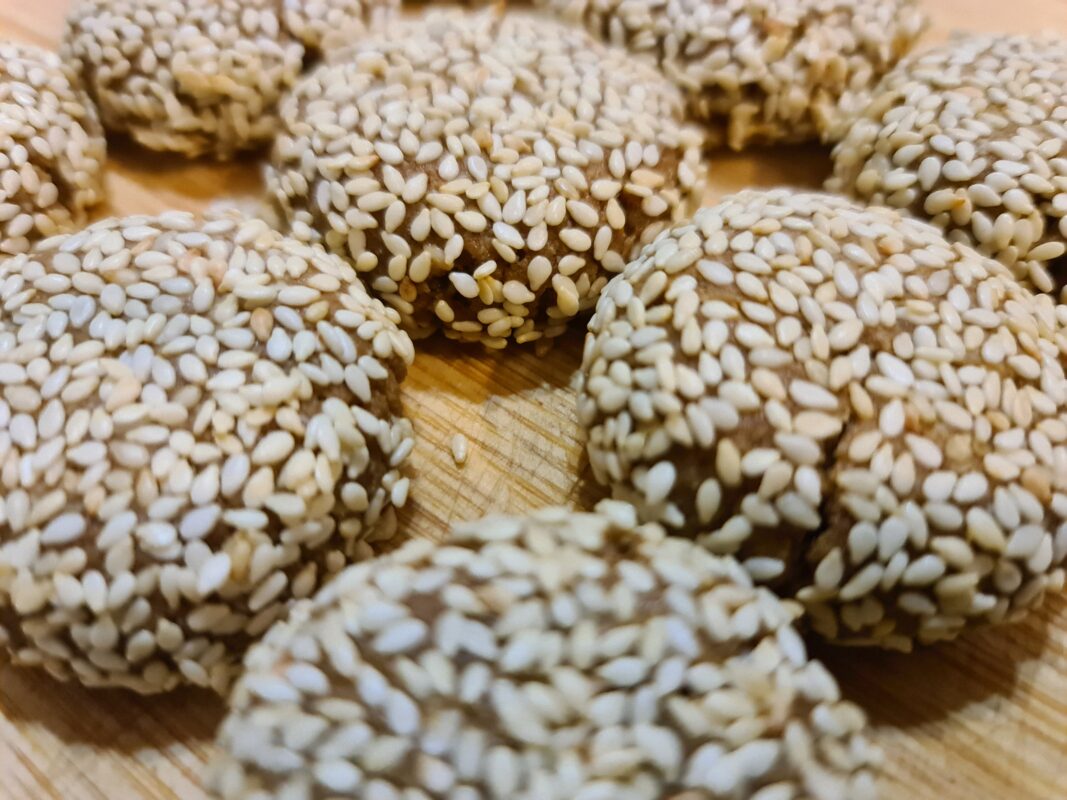 Tahini & Date breakfast bites